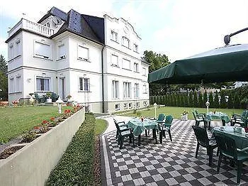 Am Waldschloesschen بيت ضيافة دريسدن